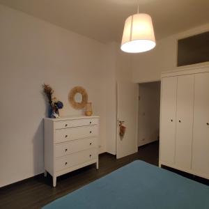 A bed or beds in a room at Vista sul carruggio, centro storico di Chiavari