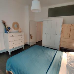 A bed or beds in a room at Vista sul carruggio, centro storico di Chiavari