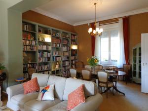 uma sala de estar com um sofá e uma sala de jantar em La Maison Ribotteau em LʼIsle-Jourdain