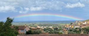 Ein Regenbogen über einer Stadt in der Unterkunft A casa nostra in Biguglia