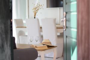 Posezení v ubytování Edone' by PortofinoHomes