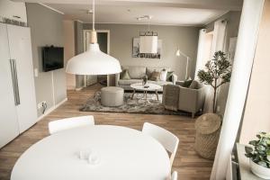 salon z kanapą i stołem w obiekcie Sky Hotel Apartments Valla Berså w mieście Linköping