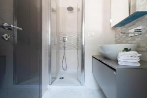 Koupelna v ubytování Edone' by PortofinoHomes + 37 fotografií