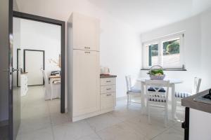 Kuchyň nebo kuchyňský kout v ubytování Edone' by PortofinoHomes