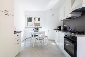 Kuchyň nebo kuchyňský kout v ubytování Edone' by PortofinoHomes