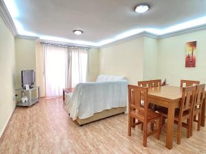 1 dormitorio con cama, mesa y comedor en Spanish Connection - Los Miradores del Puerto, en La Manga del Mar Menor