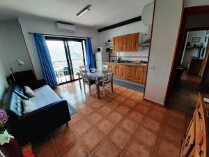 a living room with a couch and a table and a kitchen at Apartamentos el Motor Tejeda in Tejeda