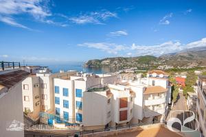 Blick auf die Stadt von einem Gebäude in der Unterkunft Marianne's View in La Herradura