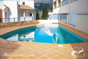 ein Schwimmbad vor einem Gebäude in der Unterkunft Marianne's View in La Herradura