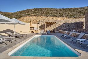 The swimming pool at or close to Casa Di Namphio Villa & Suites Anafi