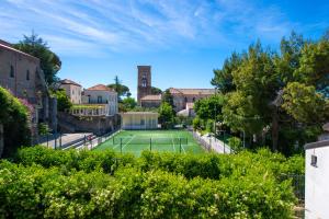 einen Tennisplatz mitten in einer Stadt in der Unterkunft Ravello House in Ravello