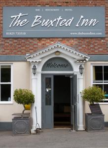 Fasaden eller entrén till The Buxted Inn