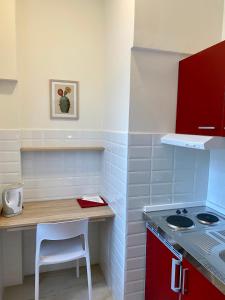 uma pequena cozinha com uma mesa e um fogão em Residence Signa em Perugia