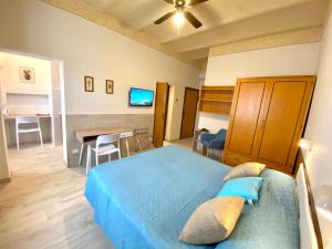 um quarto com uma cama azul e uma sala de jantar em Residence Signa em Perugia