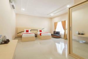 Кровать или кровати в номере RedDoorz @ Hotel Copacobana Bengkulu