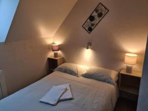 sypialnia z łóżkiem z ręcznikiem w obiekcie Gite de Murat w mieście Murat