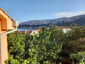desde una casa con árboles y montañas en Apartment Valerija, en Baška