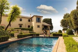 une maison avec une piscine pour 2 personnes dans l'établissement La Loggia Historic Resort, à Gradara