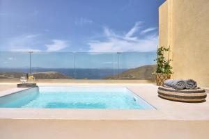 Bazén v ubytování Casa Di Namphio Villa & Suites Anafi nebo v jeho okolí