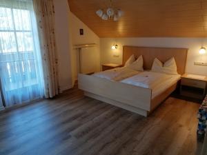 Giường trong phòng chung tại Stegerhof