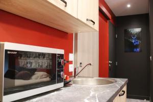 a kitchen with a sink and a microwave at R'Studio Ciné Salle 2 Hypercentre Grenoble in Grenoble