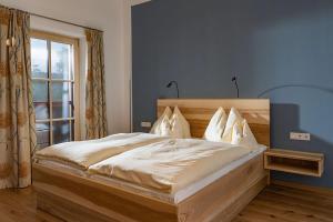 Rúm í herbergi á Gasthof Steinerwirt