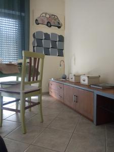 biurko z krzesłem i stół z samochodem na ścianie w obiekcie Appartamento Salvatore w mieście Campagnano di Roma