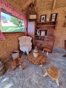ein Zimmer mit einem Tisch und Stühlen in einer Hütte in der Unterkunft Gradine - Katun kamp in Plav