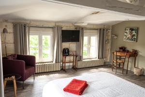 Pont-lʼAbbé-dʼArnoultLa Tillaie SPA et Sauna的客房设有床、沙发和窗户。