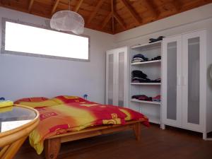 une chambre avec un lit et une fenêtre dans l'établissement Finca La Paz, à Puntagorda