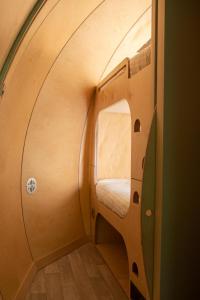 唐帕特里克Kinelarty Luxury Glamping Pods Downpatrick的一间有床和窗户的小房间