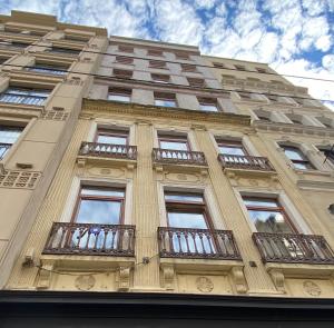 un edificio alto con balconi sul lato di Nea Suites Old City a Istanbul