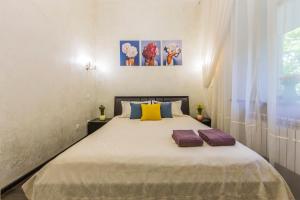- une chambre avec un grand lit et 2 oreillers violets dans l'établissement 2к квартира поруч із Майданом Незалежності, à Kiev
