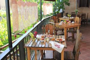 Rõdu või terrass majutusasutuses Silk Road Hotel