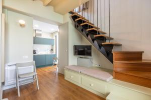 uma sala de estar com uma escada e uma sala de jantar em Kayser Premium Suites em Sevilha