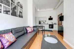 salon z kanapą i stołem w obiekcie Dom & House - Apartments Chmielna Park w Gdańsku +23 zdjęcia
