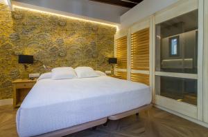 Cama ou camas em um quarto em Senabre Suites by Vilamassalia Only Adults