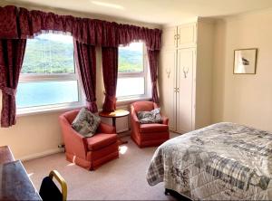 The Lochalsh Hotel - Views of Skye Bridge客房内的一张或多张床位