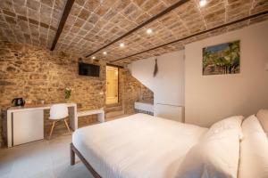 Postel nebo postele na pokoji v ubytování Borgo Baccile by Vini Fantini