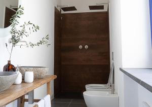 uma casa de banho com um WC e um lavatório em Albergo Rurale Casa Fois em Valledoria