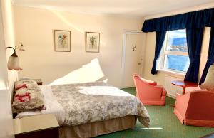 The Lochalsh Hotel - Views of Skye Bridge客房内的一张或多张床位