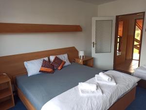 Letto o letti in una camera di Hotel Jestřábí