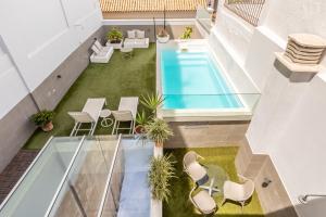 uma vista superior de uma piscina numa casa em Kayser Premium Suites em Sevilha