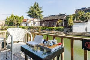 Tongli Slowlife River View Inn的阳台或露台