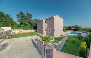 Casa con jardín y piscina en Villa Klaudia, en Valtura