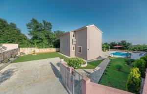 a house with a garden and a swimming pool at Villa Klaudia in Valtura