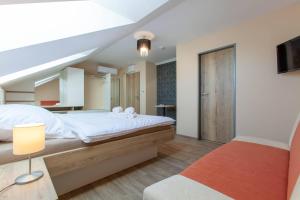Una cama o camas en una habitación de Penzion a restaurace Feldsberg