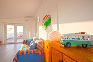 una sala de estar con sofá y una furgoneta de juguete en una cómoda en Surf and Windsurfer House Anzio, en Anzio