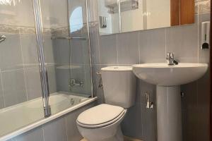 W łazience znajduje się toaleta, umywalka i prysznic. w obiekcie Kalma IV w mieście La Restinga
