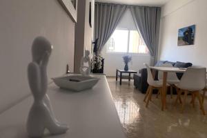 een witte woonkamer met een tafel en een eetkamer bij Kalma IV in La Restinga +3 foto's